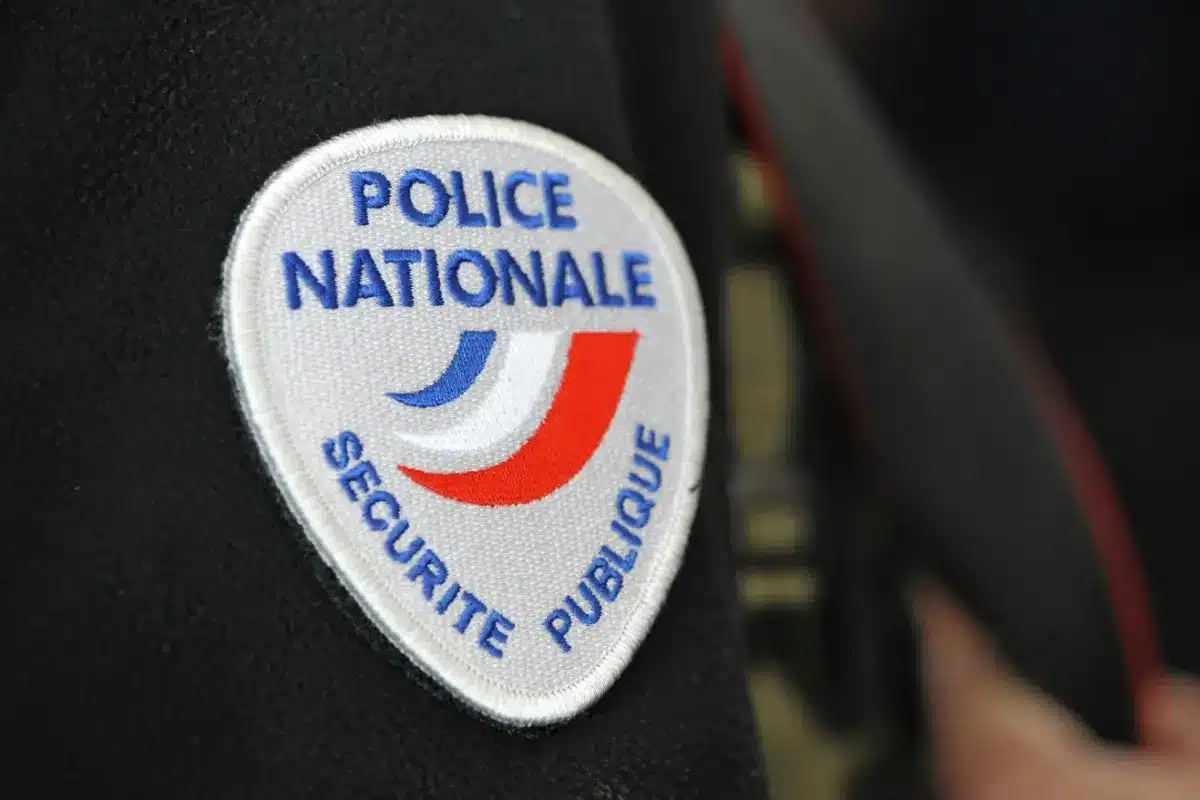 Sur l'A50, un policier s'agrippe à une voiture en plein contrôle : la conductrice accélère, ce qui se passe ensuite est surprenant