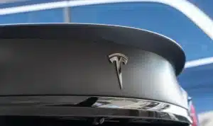 Ivre, elle s'endort au volant de sa Tesla en Autopilot : la voiture s'immobilise seule sur l'autoroute, les gendarmes n'en reviennent pas