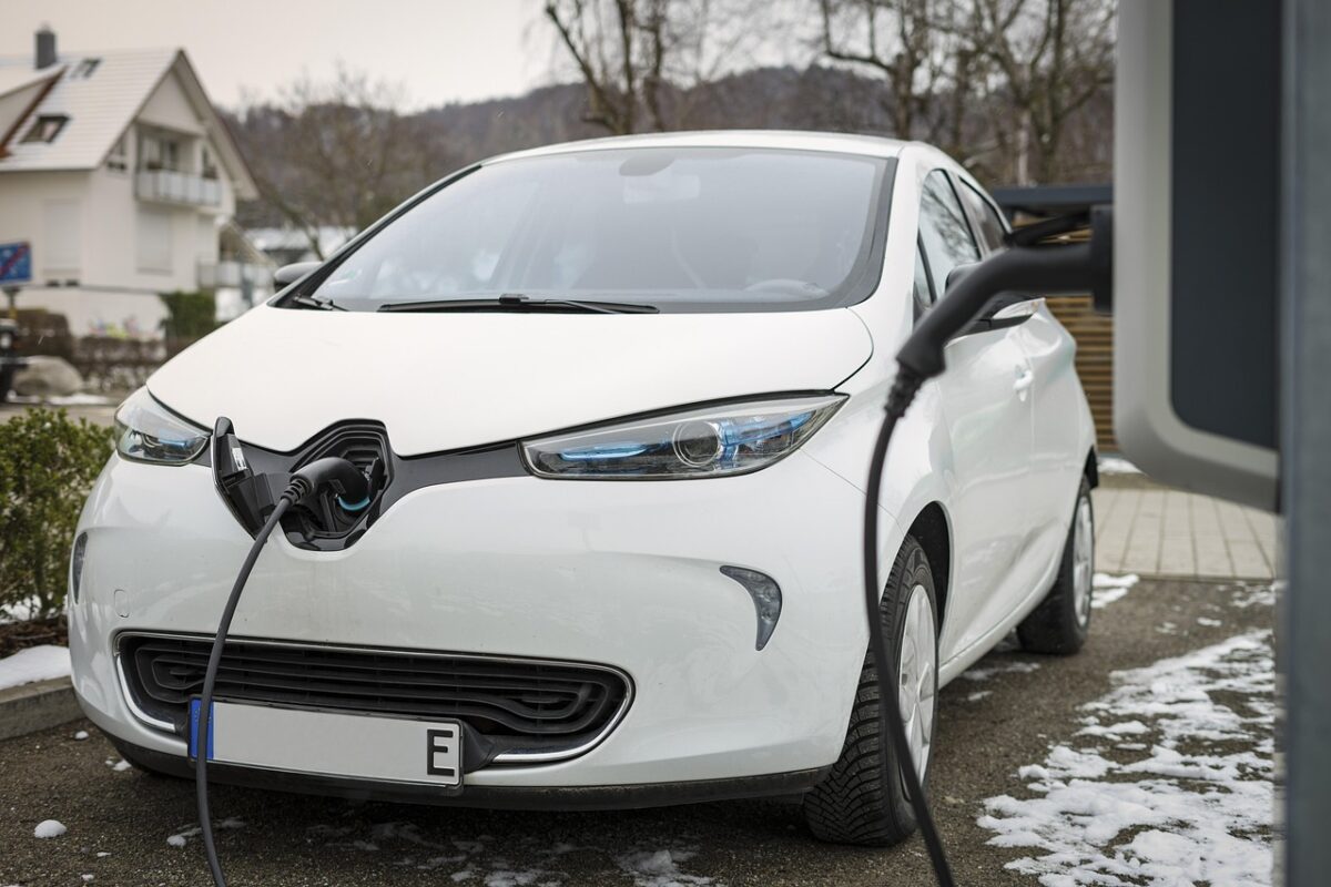 La voiture électrique progresse rapidement en Europe, mais le moteur thermique reste dominant dans le parc automobile mondial. Analyse des tendances, des freins et des scénarios pour les prochaines décennies. Pixabay