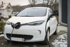 La voiture électrique progresse rapidement en Europe, mais le moteur thermique reste dominant dans le parc automobile mondial. Analyse des tendances, des freins et des scénarios pour les prochaines décennies. Pixabay