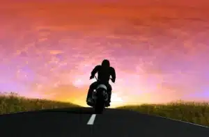 Pourquoi les motards se tapotent le casque sur la route : ce signal discret peut vous éviter une amende de 135€