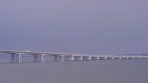 Ce pont de 55 km coûte 15 milliards de livres sterling : les automobilistes mettent 40 minutes à le traverser sans voir la fin