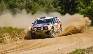 Un pilote de rallye s'arrête pour secourir une spectatrice qu'il vient de percuter : les organisateurs le disqualifient sur-le-champ