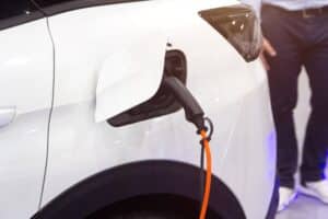Voiture électrique : les erreurs que font encore 80 % des automobilistes à la recharge