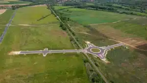 Ce rond-point flambant neuf trône en plein milieu d'un champ sans aucune route autour : les riverains n'en reviennent pas et l'histoire divise l'opinion