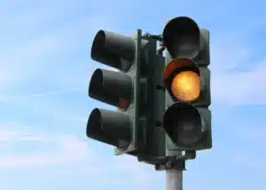 Pourquoi beaucoup de conducteurs grillent le feu orange sans savoir qu'ils risquent une contravention : seule une situation précise vous autorise à passer