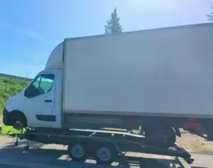 Sur l'autoroute, il tractait un fourgon de 3 tonnes sur une remorque bricolée : les gendarmes l'ont renvoyé chez lui à pied