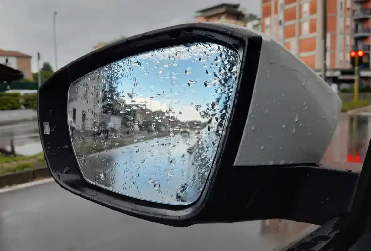 Beaucoup de conducteurs ne le réalisent pas, mais ce petit bouton dans votre voiture essuie la pluie des rétroviseurs : les garagistes confirment