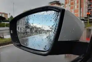 Beaucoup de conducteurs ne le réalisent pas, mais ce petit bouton dans votre voiture essuie la pluie des rétroviseurs : les garagistes confirment