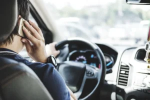 Téléphone au volant : un 5e département suspend désormais le permis, et les automobilistes découvrent qu'ils risquent bien plus qu'une amende