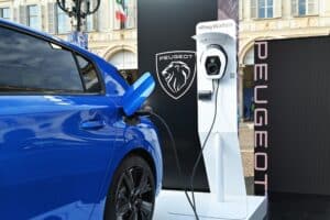 Voitures électriques : le pari industriel d'Emmanuel Macron pour réindustrialiser la France