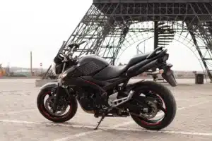 Pourquoi certains motards tournent toujours leur guidon à droite une fois garés ?