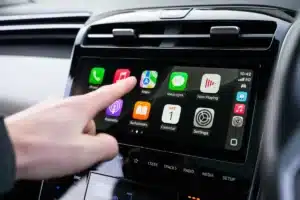 Pourquoi CarPlay et Android Auto se coupent pile au moment du péage : explications du bug que personne ne corrige