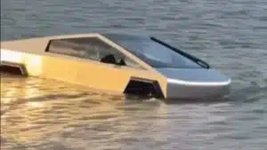 Il a traversé un lac avec son Tesla Cybertruck en pensant que c'était un bateau : les secours ont dû intervenir