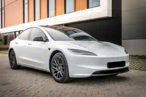 Ce conducteur rechargeait sa Tesla au diesel en roulant coffre ouvert : les gendarmes l'ont arrêté et l'amende dépasse ce qu'il imaginait