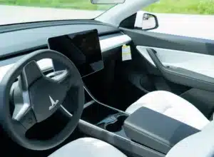 Pourquoi Tesla veut aspirer l'air chaud de ses voitures au lieu de lancer la clim : les ingénieurs confirment que ça change tout pour la batterie