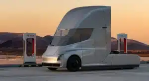 Après 9 ans d'attente, le Tesla Semi sort enfin et il est encore mieux que les prototypes