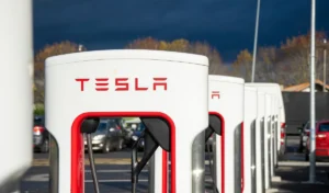 Oubliez l'électricité pas chère promise par Tesla : les nouveaux tarifs des Superchargeurs explosent, et les forums s'enflamment