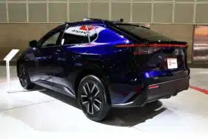 Toyota lance son nouvel EV de luxe et reçoit 3 000 commandes en une heure : les concessionnaires n'avaient jamais vu ça