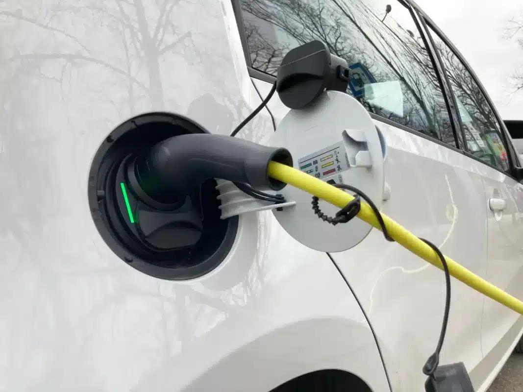 Les automobilistes gardent leur voiture à essence 12 ans en moyenne : pourquoi les propriétaires d'électriques changent tous les 3 ans, selon cette étude