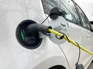 Les automobilistes gardent leur voiture à essence 12 ans en moyenne : pourquoi les propriétaires d'électriques changent tous les 3 ans, selon cette étude