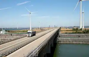 Jusqu'à 80 % des besoins couverts par le soleil : pourquoi certains ingénieurs affirment que votre prochaine voiture n'aura presque plus besoin de borne