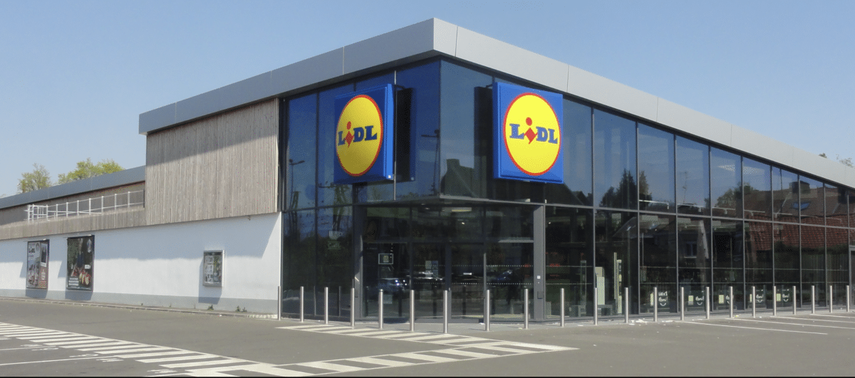 Certains parkings Lidl disposent d'équipements permettant de récupérer quelques kilowattheures gratuitement. Une pratique discrète qui interroge sur l'avenir de la recharge des voitures électriques. Wikipedia