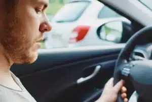 Si vous baissez le volume en vous garant, la psychologie explique comment votre esprit gère la surcharge