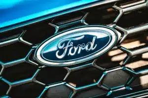 Ford offre le carburant pendant un an à l'achat d'une voiture neuve : un cadeau qui tombe à pic