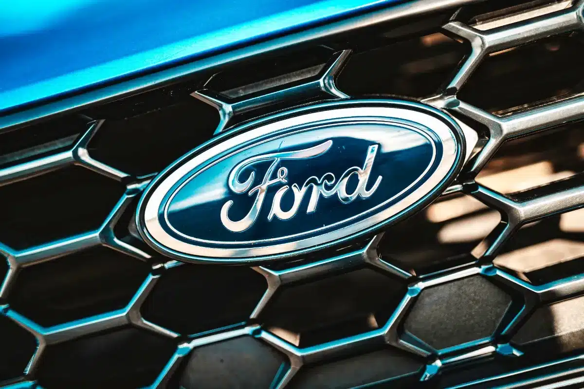 Ford offre le carburant pendant un an à l'achat d'une voiture neuve : un cadeau qui tombe à pic