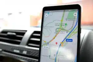 Si vous utilisez Android Auto, Google Maps vient de modifier ses alertes d'une façon que vous remarquerez dès les premières secondes de conduite