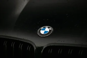 L'IA de BMW propose une offre de reprise délirante à un client : le concessionnaire a été légalement contraint de l'honorer
