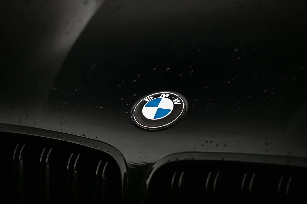 L'IA de BMW propose une offre de reprise délirante à un client : le concessionnaire a été légalement contraint de l'honorer