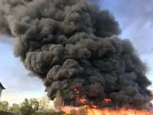 33 voitures hybrides partent en fumée dans un port : les pompiers n'avaient jamais vu une propagation aussi rapide sur ce type de véhicule