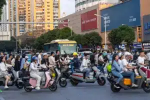 Des batteries de voitures électriques disparaissent des centres de recyclage en Chine : elles réapparaissent dans des scooters trafiqués vendus par milliers