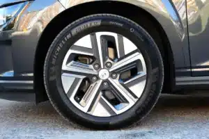 Pourquoi Michelin fouille dans votre bac à linge sale : les vieux vêtements synthétiques pourraient finir dans vos pneus