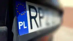 Voici comment connaître l'âge de votre voiture : il suffit de lire sa plaque d'immatriculation