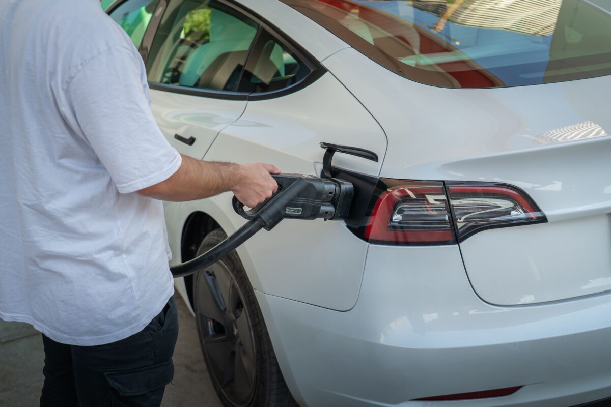 Voiture électrique : le prix de la recharge est une "loterie"