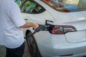 Voiture électrique : le prix de la recharge est une "loterie"