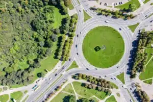 Pourquoi beaucoup de conducteurs confondent rond-point et giratoire : un expert explique l'erreur qui coûte des points