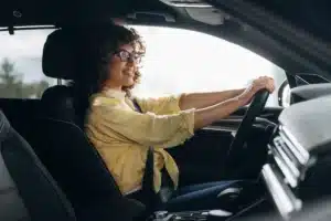 Conduire en tongs cet été : voici l'amende exacte que personne ne voit venir et ce que votre assureur ne couvrira pas