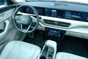 Mauvaise nouvelle pour les automobilistes : dès 2026, votre voiture pourra freiner et vous corriger sans votre accord, c'est désormais la loi