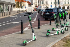 Trottinettes électriques : deux tiers roulent sans assurance et vous payez la facture