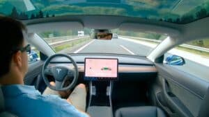 Conduite autonome de Tesla en Europe : peut-on vraiment lui faire confiance ?