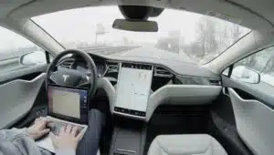 Tesla active sa conduite autonome chez un voisin de la France : pourquoi les automobilistes français doivent encore patienter des mois