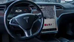 Mauvaise nouvelle pour les conducteurs qui veulent juste conduire : Grok va s'installer au cœur de chaque Tesla dès les prochaines mises à jour