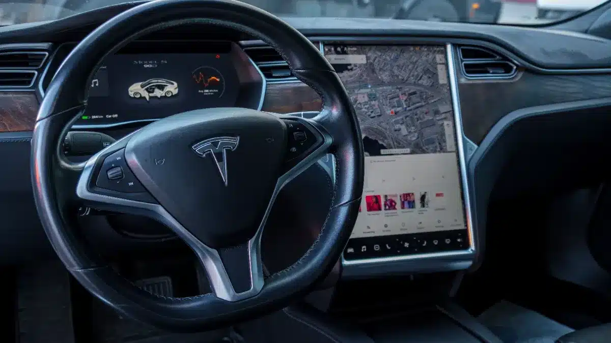 Mauvaise nouvelle pour les conducteurs qui veulent juste conduire : Grok va s'installer au cœur de chaque Tesla dès les prochaines mises à jour