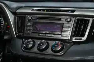 Après Tesla, de plus en plus de constructeurs suppriment la radio FM… pourtant, 20 millions de Français l'écoutent chaque jour.