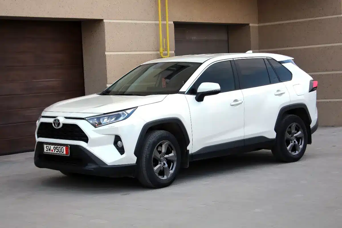 Ni la Tesla Model Y ni la Corolla : voici la voiture la plus vendue au monde en 2025, et elle surprend tout le concessionnaire