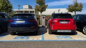 Si vous partez en voiture électrique cet été, évitez ces dates précises ou vous attendrez des heures aux bornes de recharge